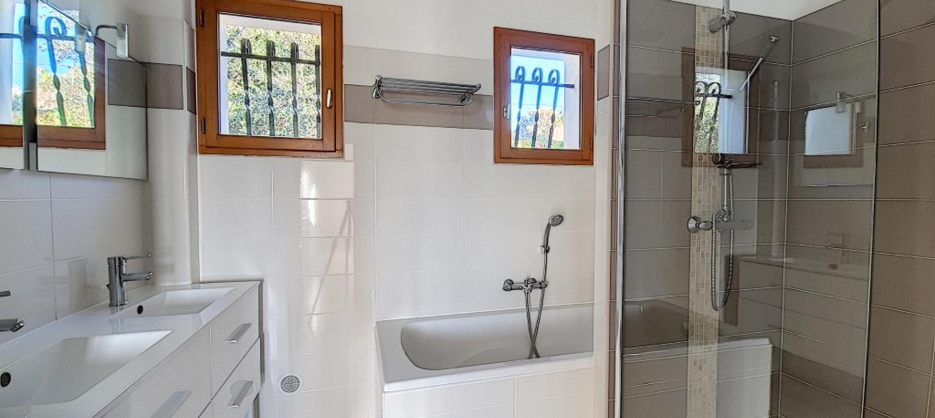 Villa F4 à louer avec jardin et terrasse à Bastelicaccia salle de bains 