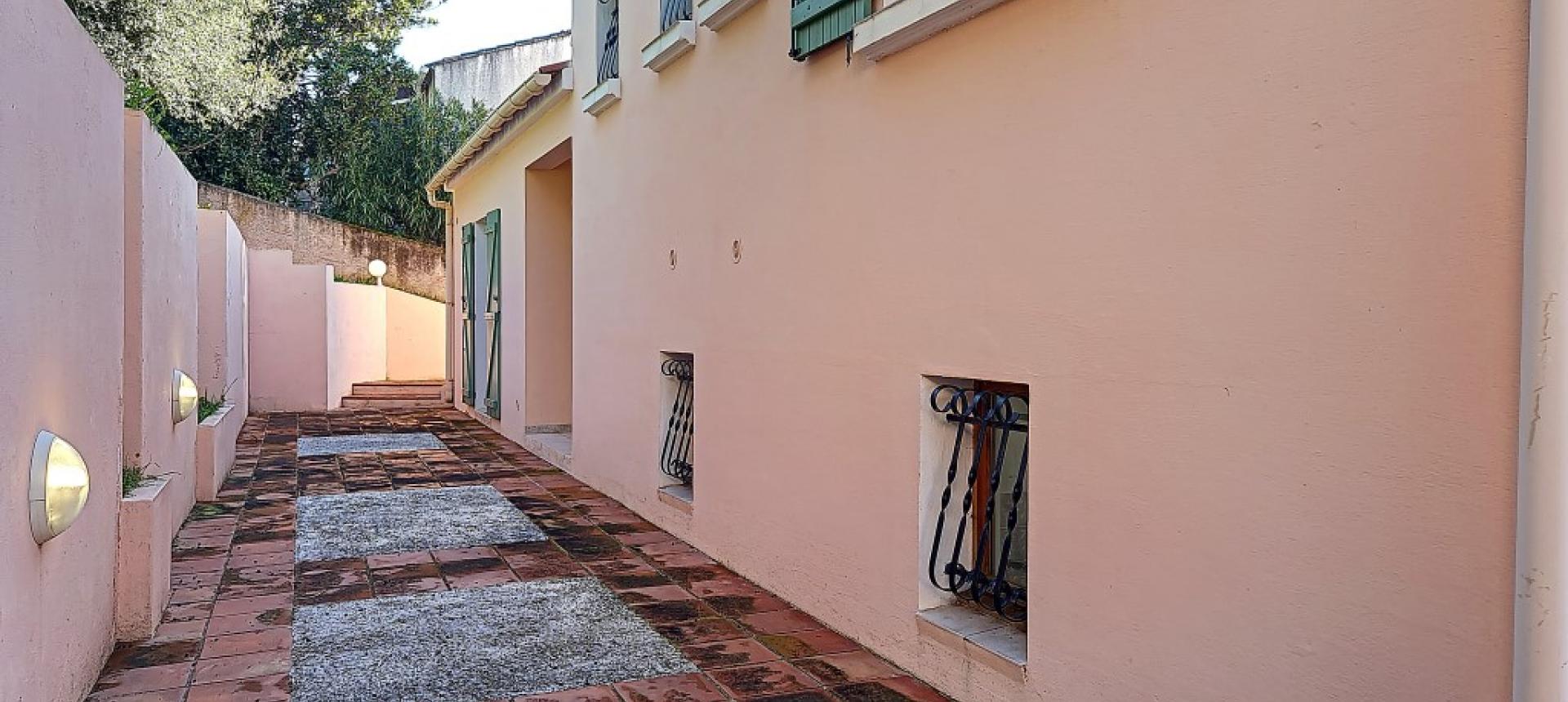 Villa F4 à louer avec jardin et terrasse à Bastelicaccia  terrasse nord