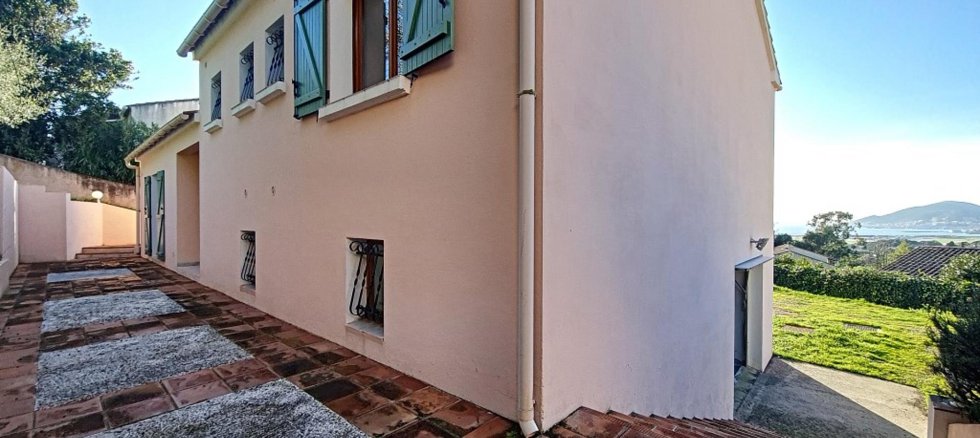 Villa F4 à louer avec jardin et terrasse à Bastelicaccia  terrasse nord