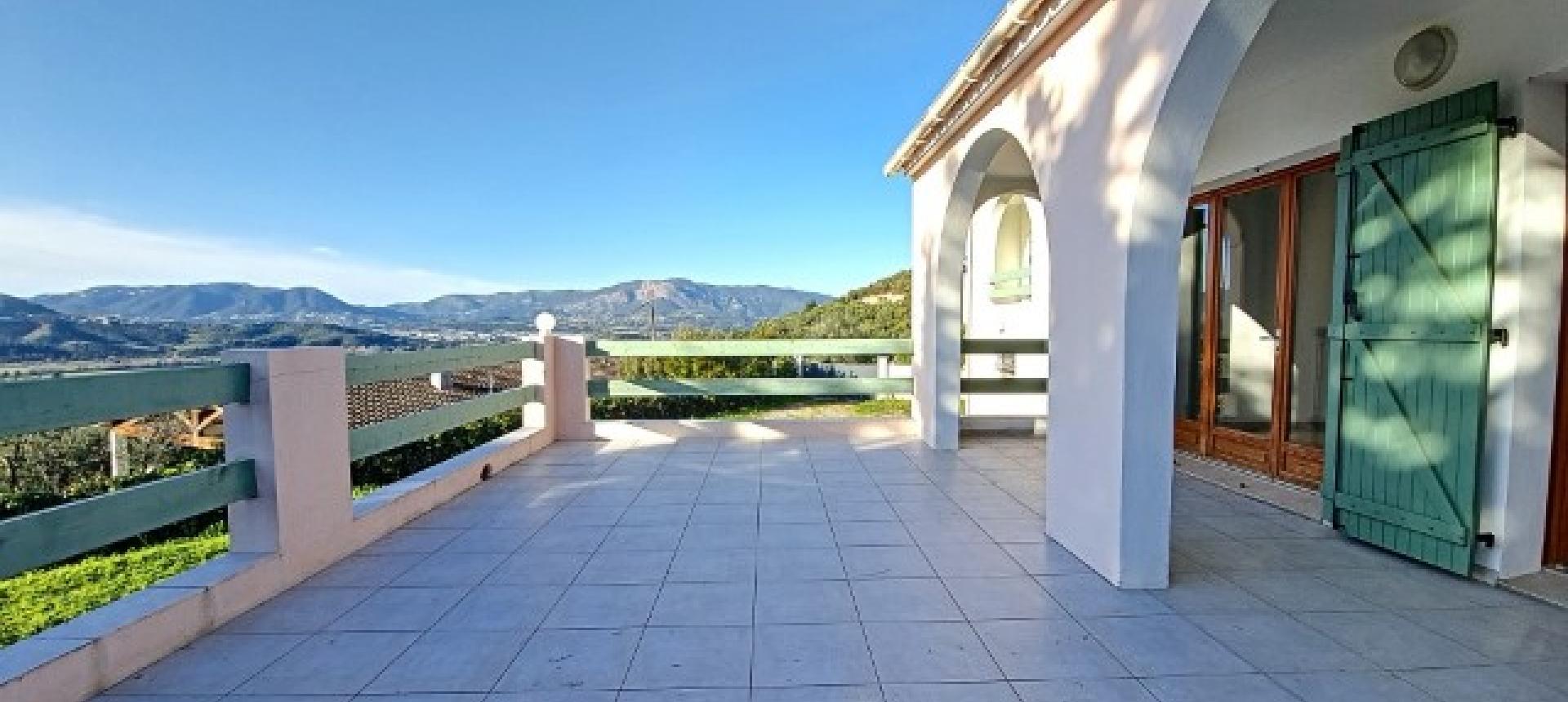Villa F4 à louer avec jardin et terrasse à Bastelicaccia  terrasse avec vue 