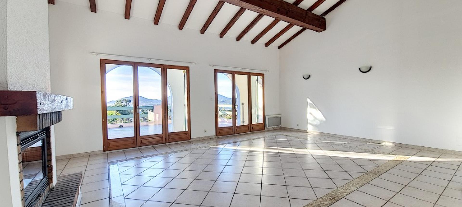 Villa F4 à louer avec jardin et terrasse à Bastelicaccia séjour cheminée
