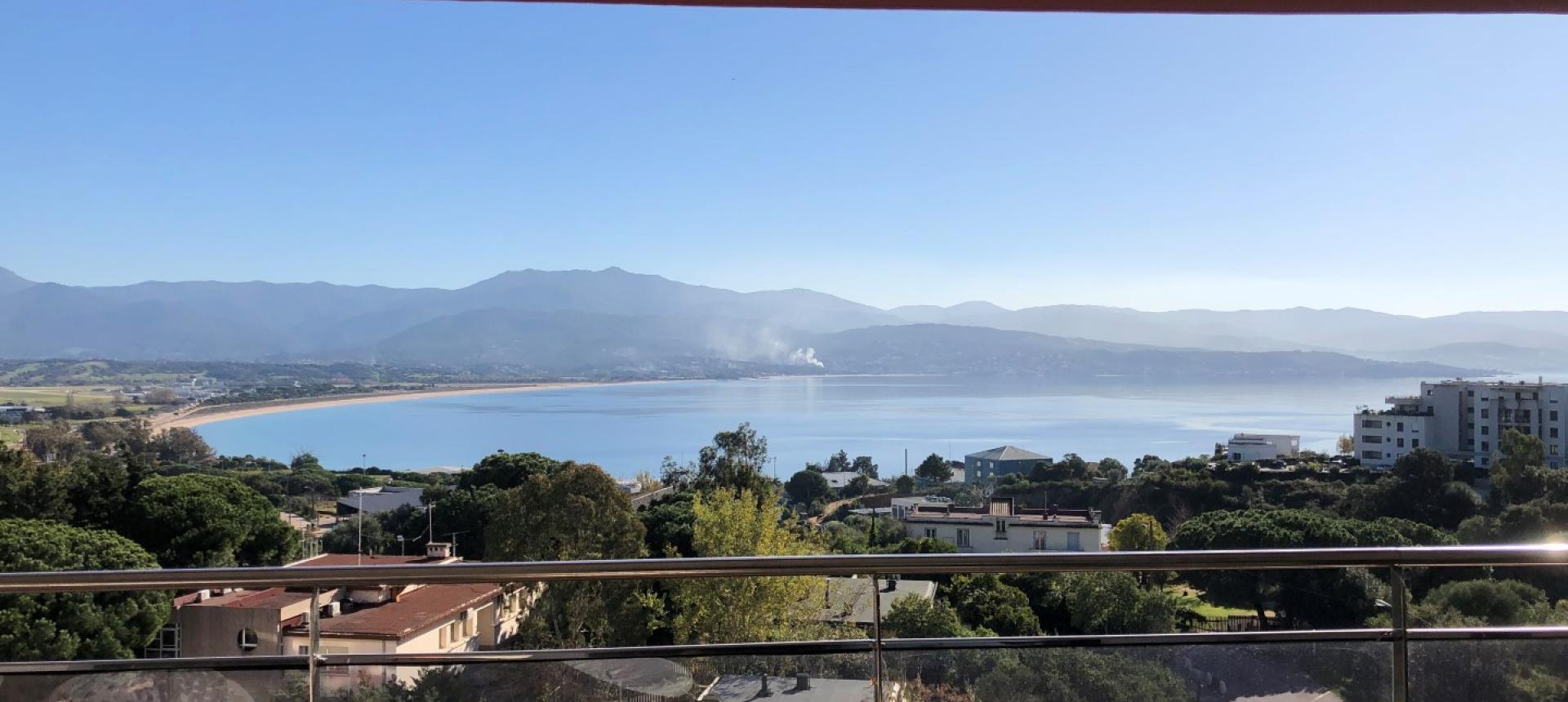 F2 à louer LE GENOVESE vue 