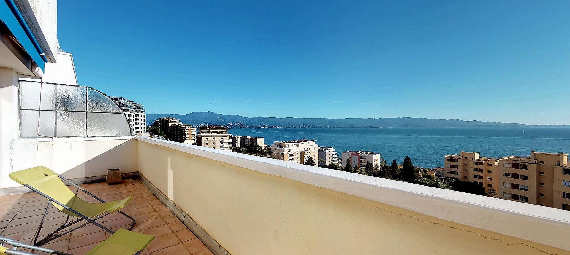 En Corse, à Ajaccio, un splendide f2/3 vue mer panoramique avec 40m² de terrasse