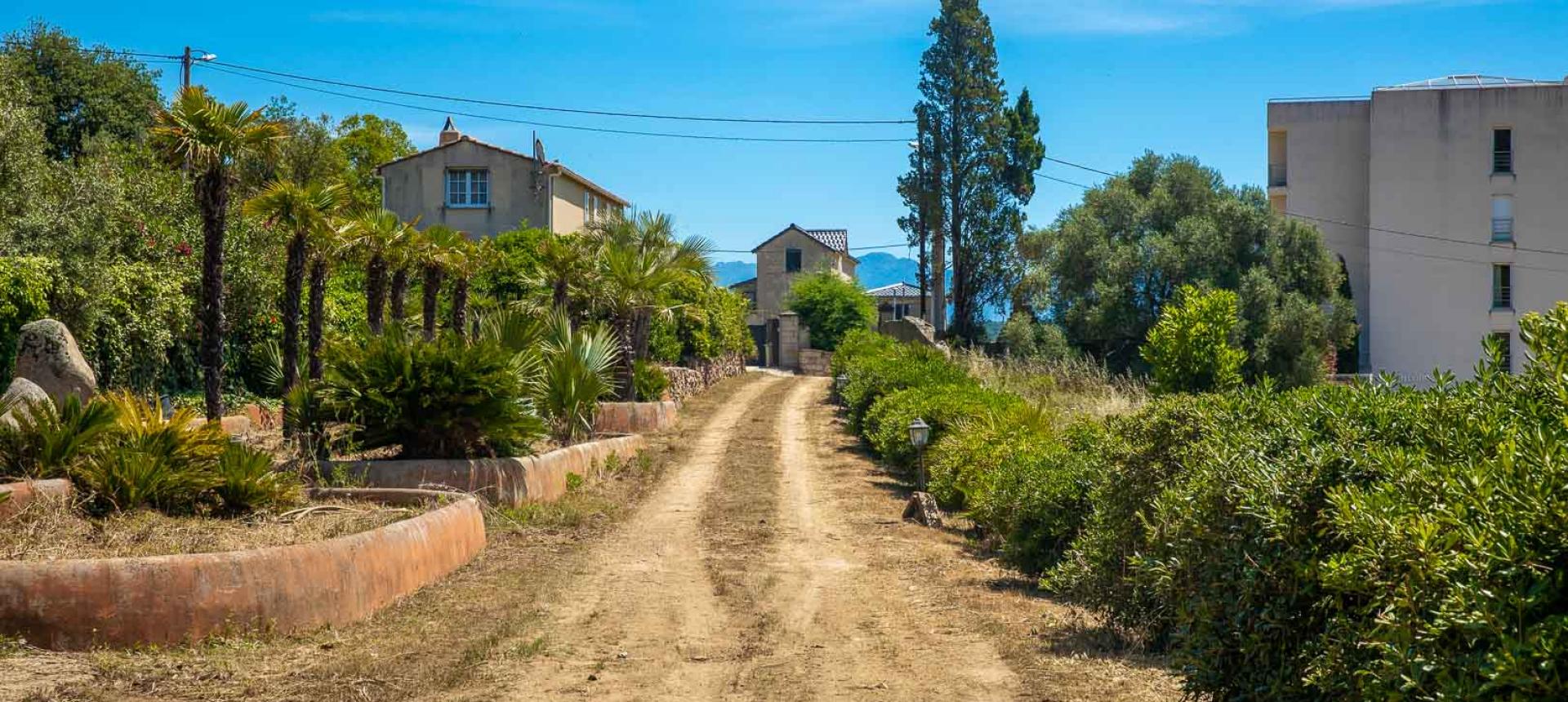 Ajaccio - Milelli - Propriété de 5000 m² avec maison - Jardin aménagé - Garages - vue dégagée.