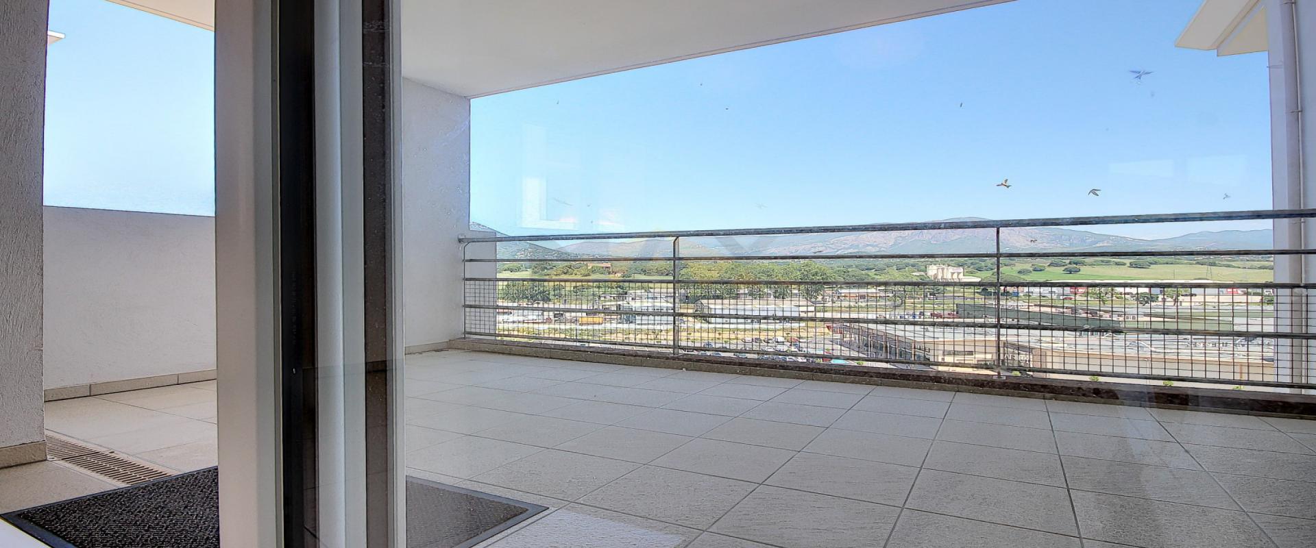En Corse, à proximité d'AJACCIO, à SARROLA CARCOPINO, vente d'un appartement T3 de 67 m² avec terrasse de 11 m². Immeuble récent