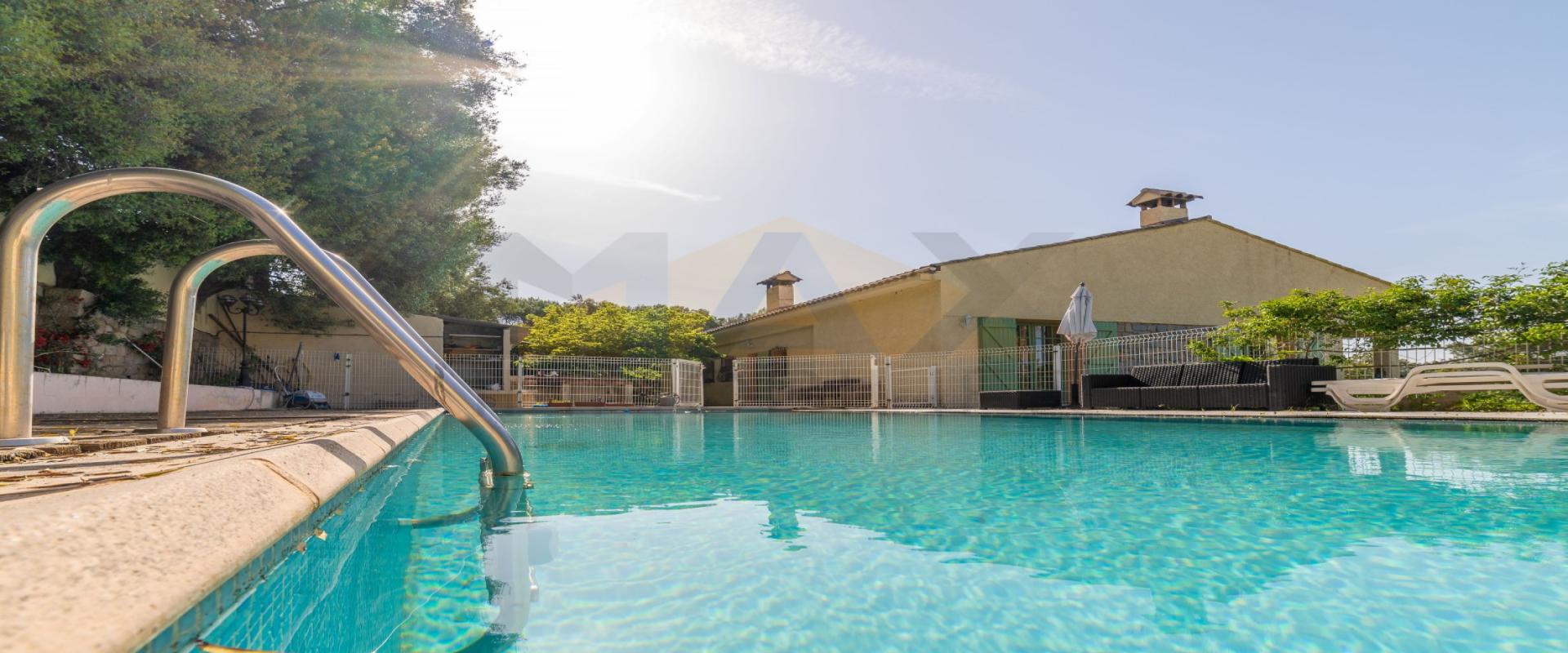 En Corse, à Ajaccio, vente d'une villa de 350 m² avec piscine et vue mer