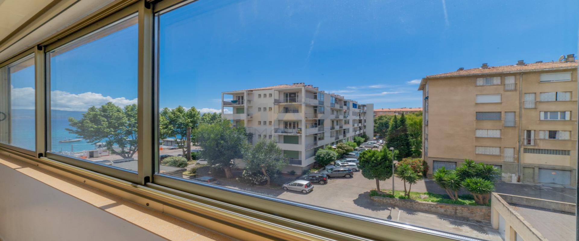 En Corse à Ajaccio, dans le quartier de l'Albert 1er, nous vous proposons un appartement de type un F1 avec vue mer et ascenseur