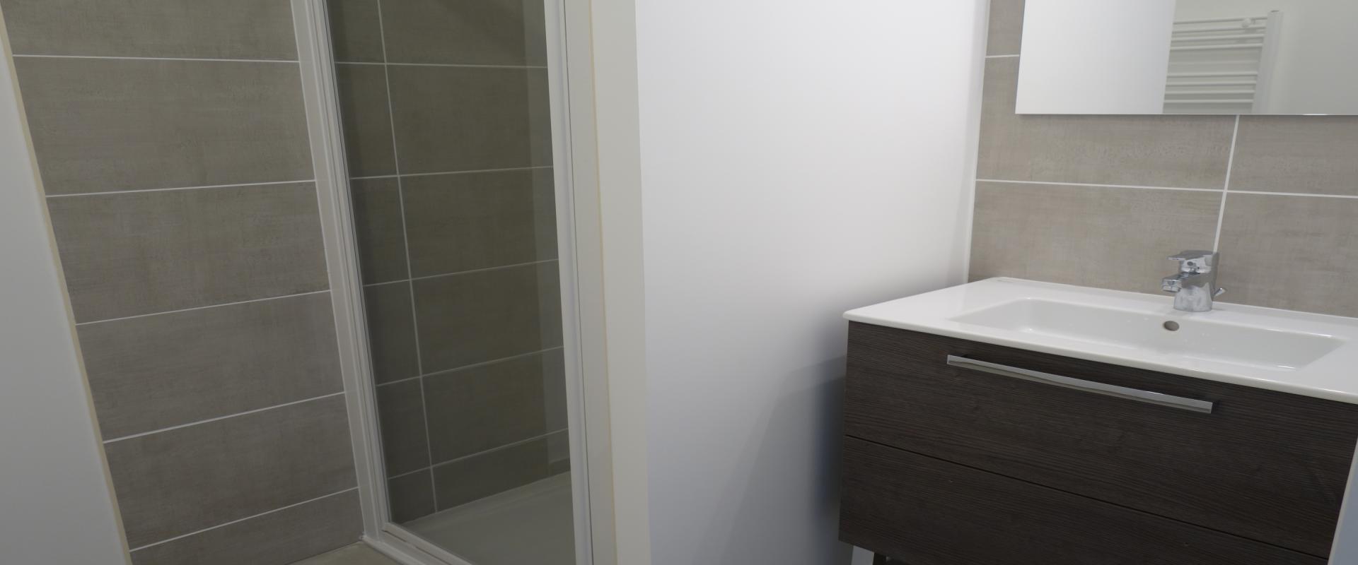 A LOUER F3 STILETTO  SALLE DE DOUCHE