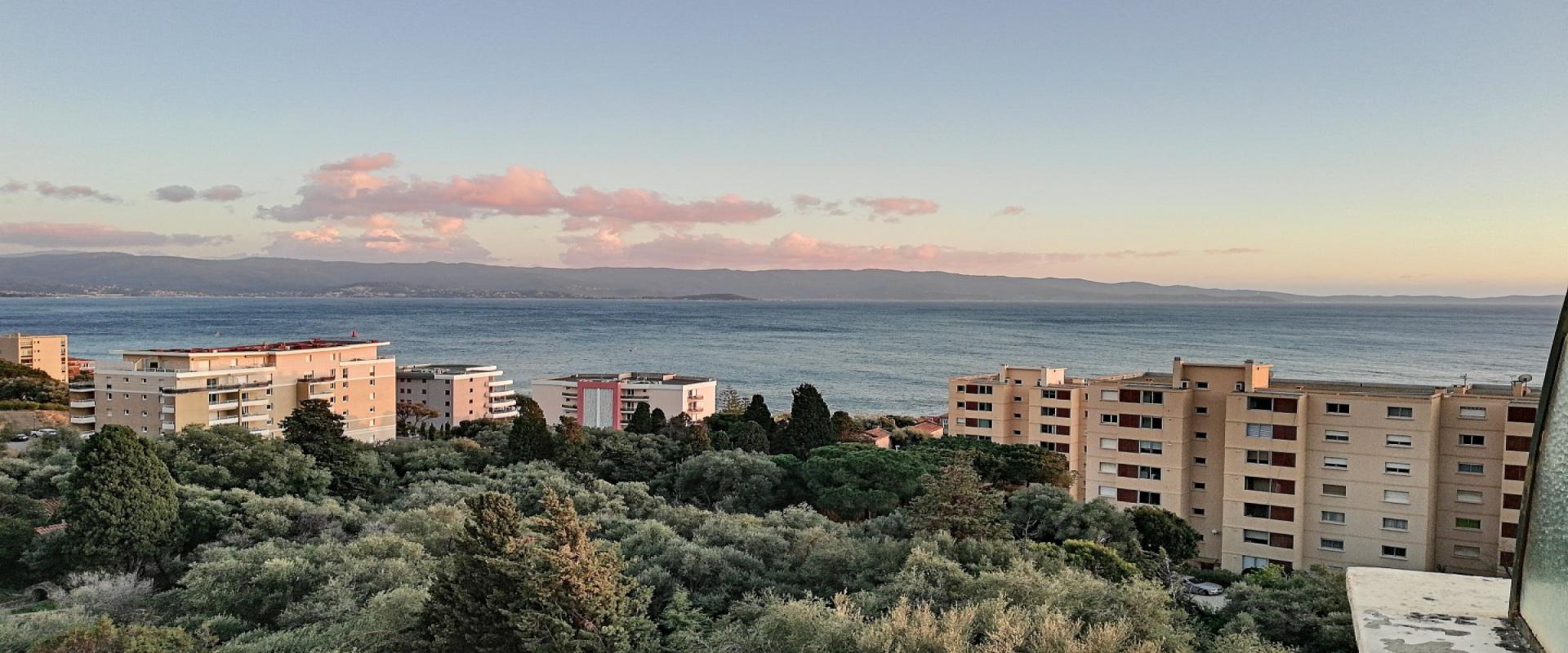 En Corse, à Ajaccio, un splendide f2/3 vue mer panoramique avec 40m² de terrasse