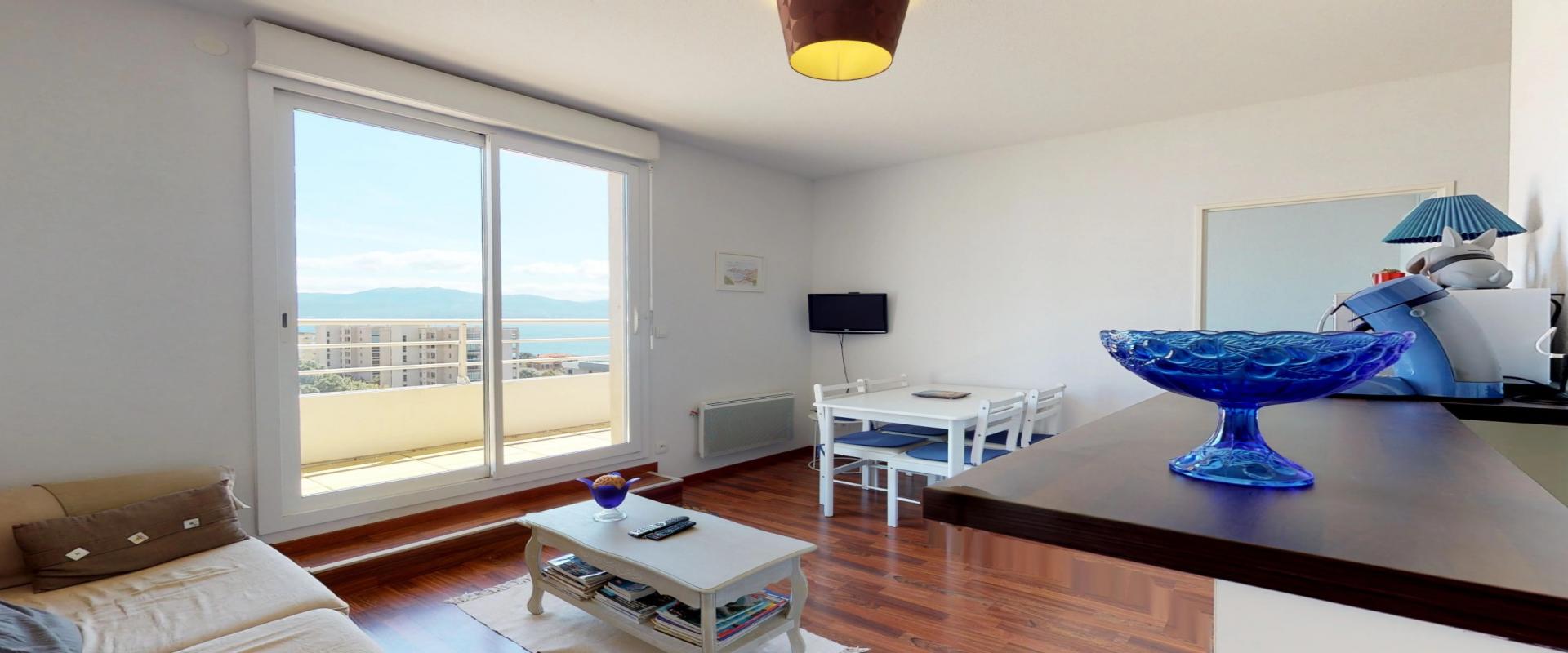 A Ajaccio, au début de la route des Sanguinaires, vente d'un appartement DERNIER ÉTAGE F2/3 belle vue mer