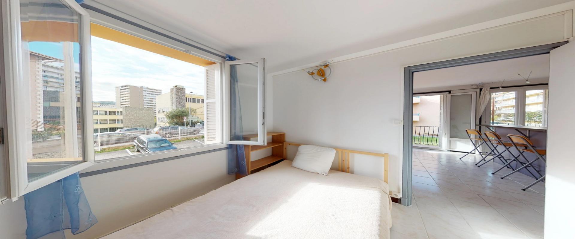 En Corse, à Ajaccio, un appartement de type F2 d'une superficie de 38 m² avec balcon, quartier Saint Jean