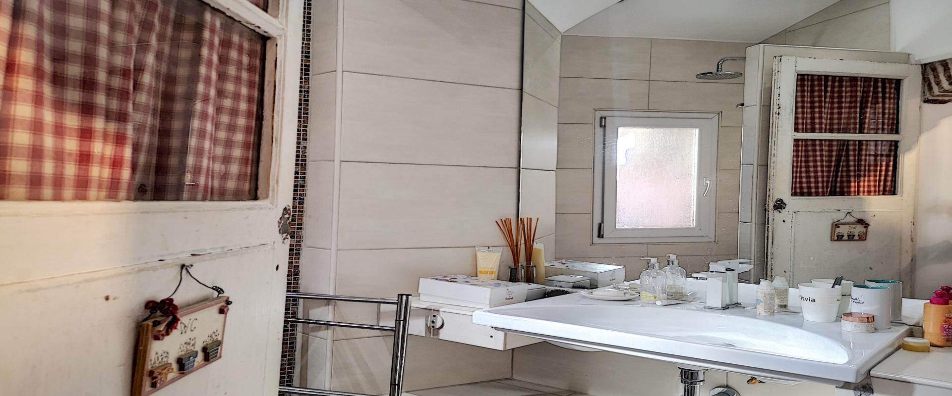 F2 meublé à louer au cœur de la ville d'Ajaccio salle de douche
