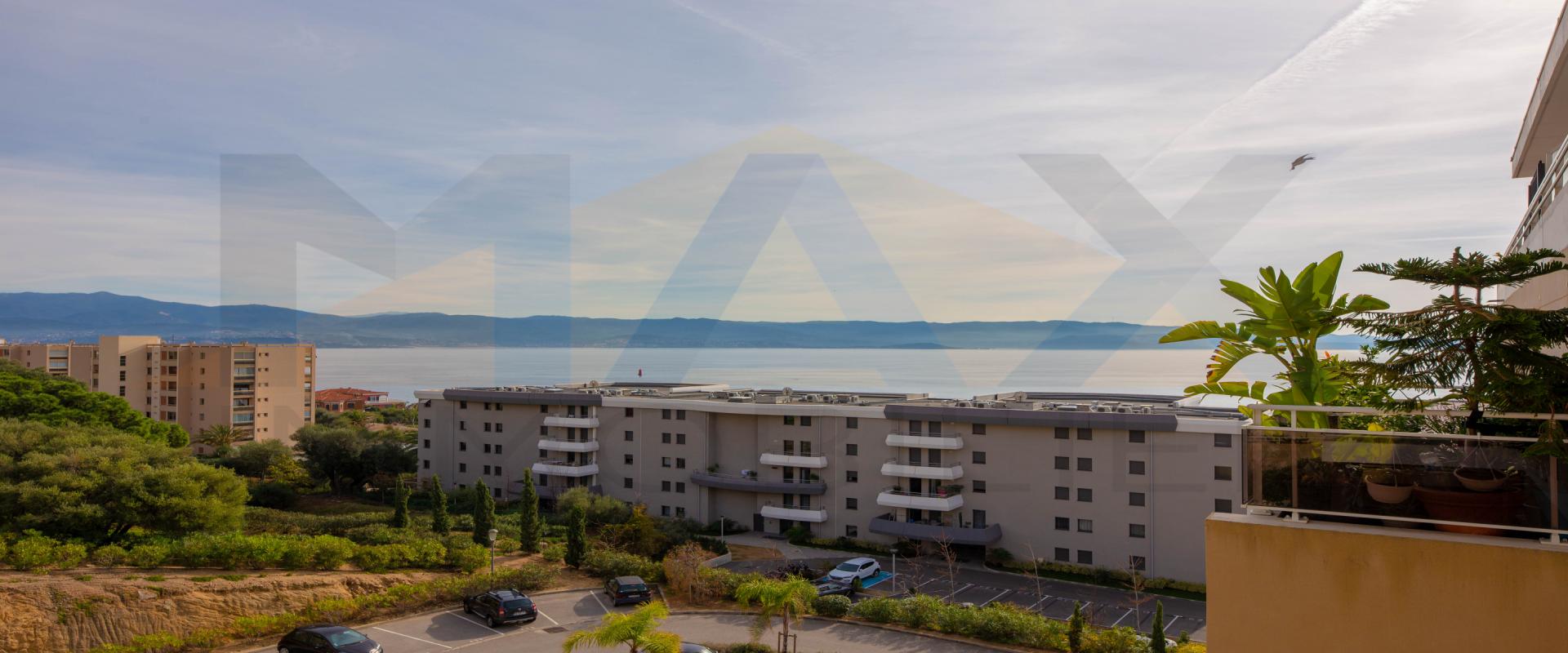 Idéal investisseur: 
En Corse, à Ajaccio, sur la route des Sanguinaires, Max Immobilier vous propose en exclusivité, un F2 loué d'une superficie d'environ 34m² avec une terrasse vue mer     