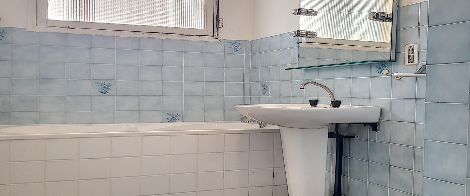 F2 à louer le Belvedere salle de bains