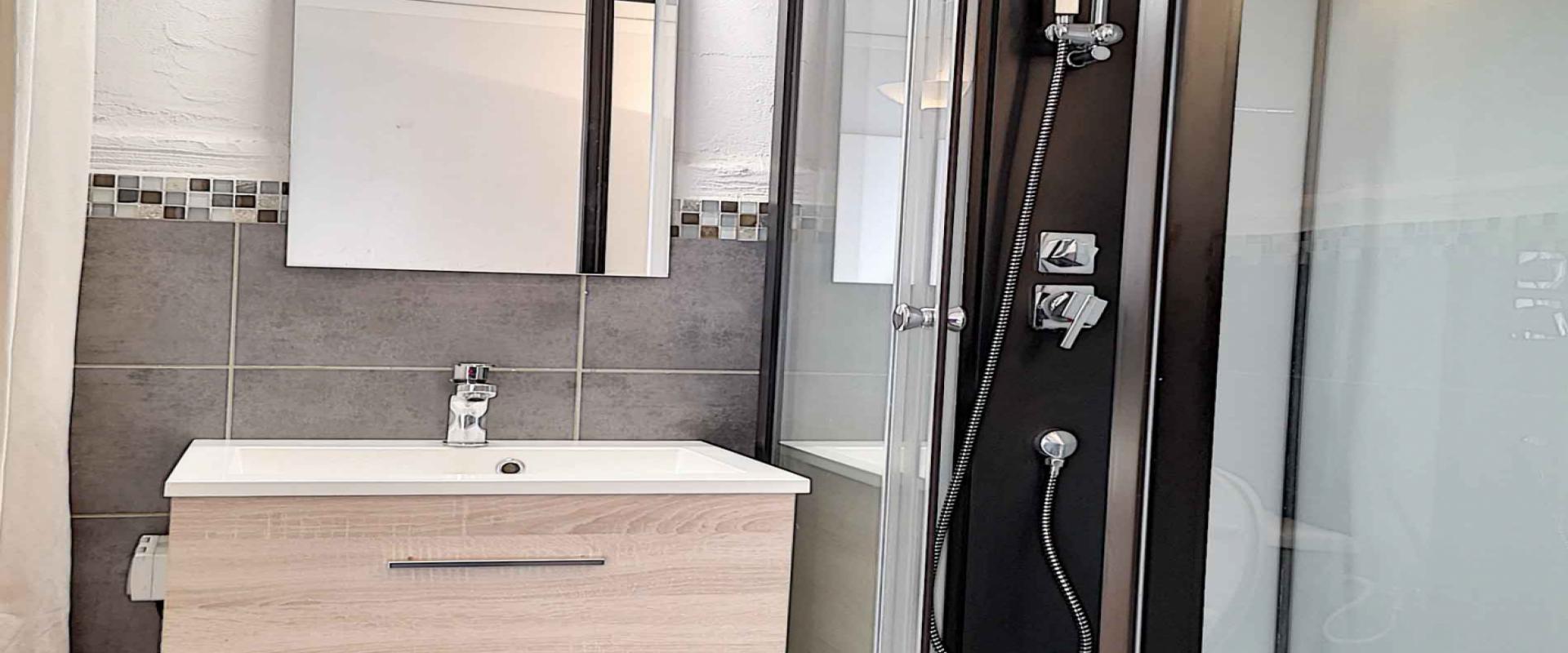 F2 à louer Rue de Wagram salle de douche