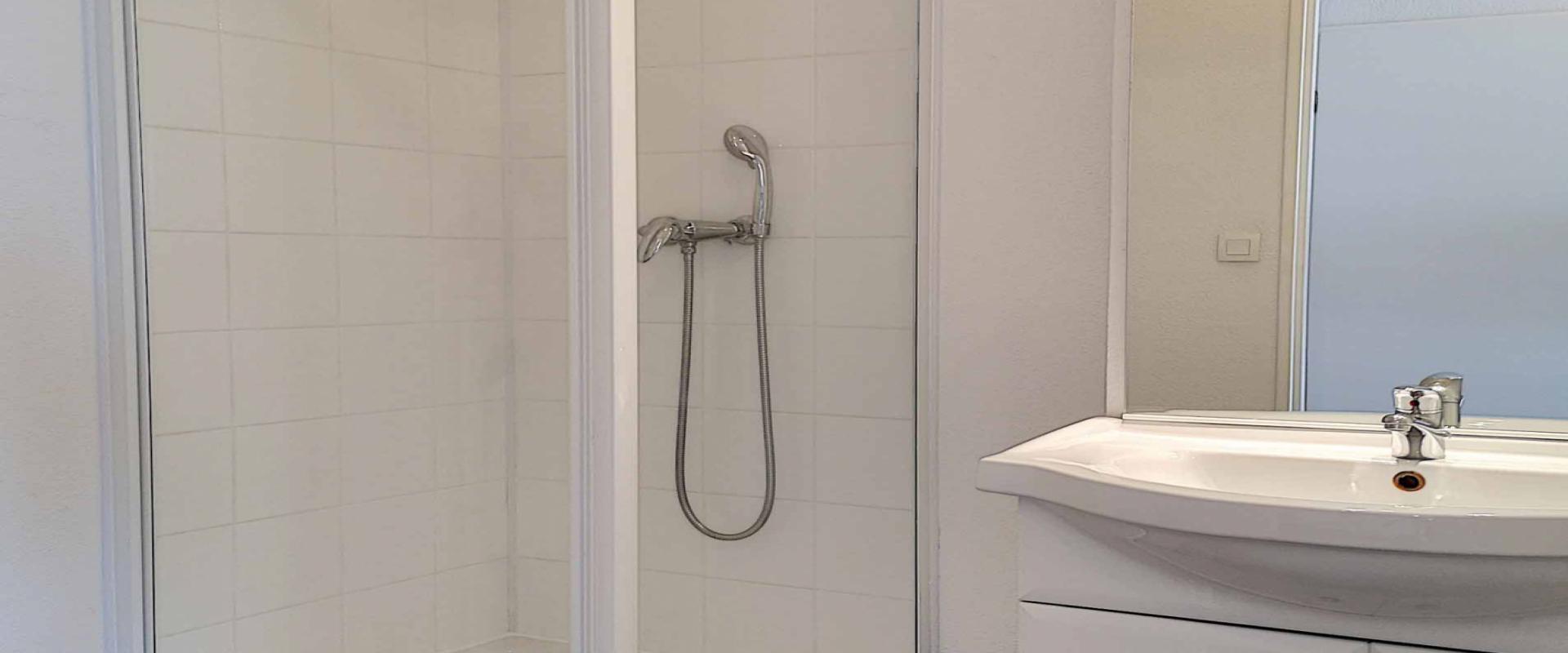 F2  à louer Sanguinaires salle de douche 