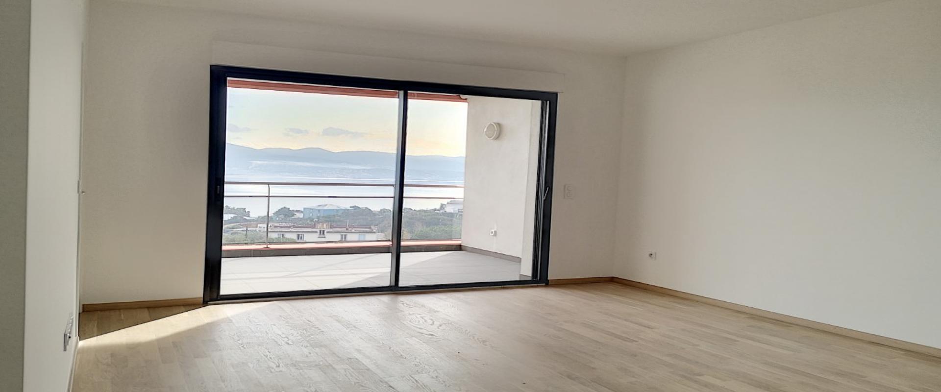 F2 meublé à louer le Genovèse séjour et coin cuisine 