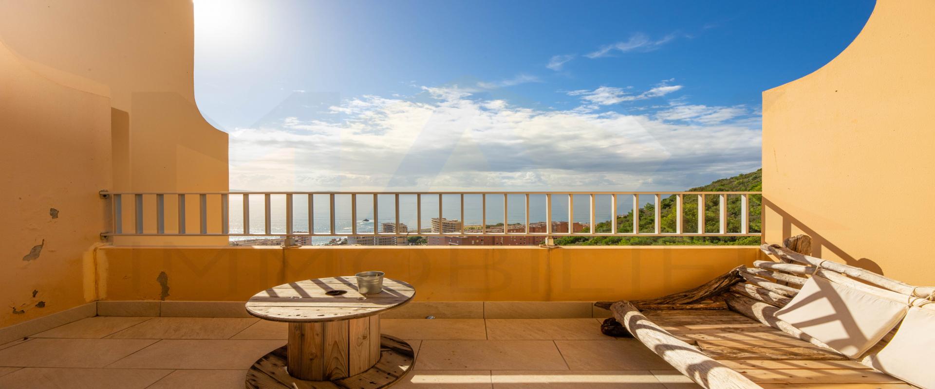 En Corse, à AJACCIO, sur la route des SANGUINAIRES, vente d'un F3 de 62 m² avec terrasse bénéficiant d'une très belle vue mer.