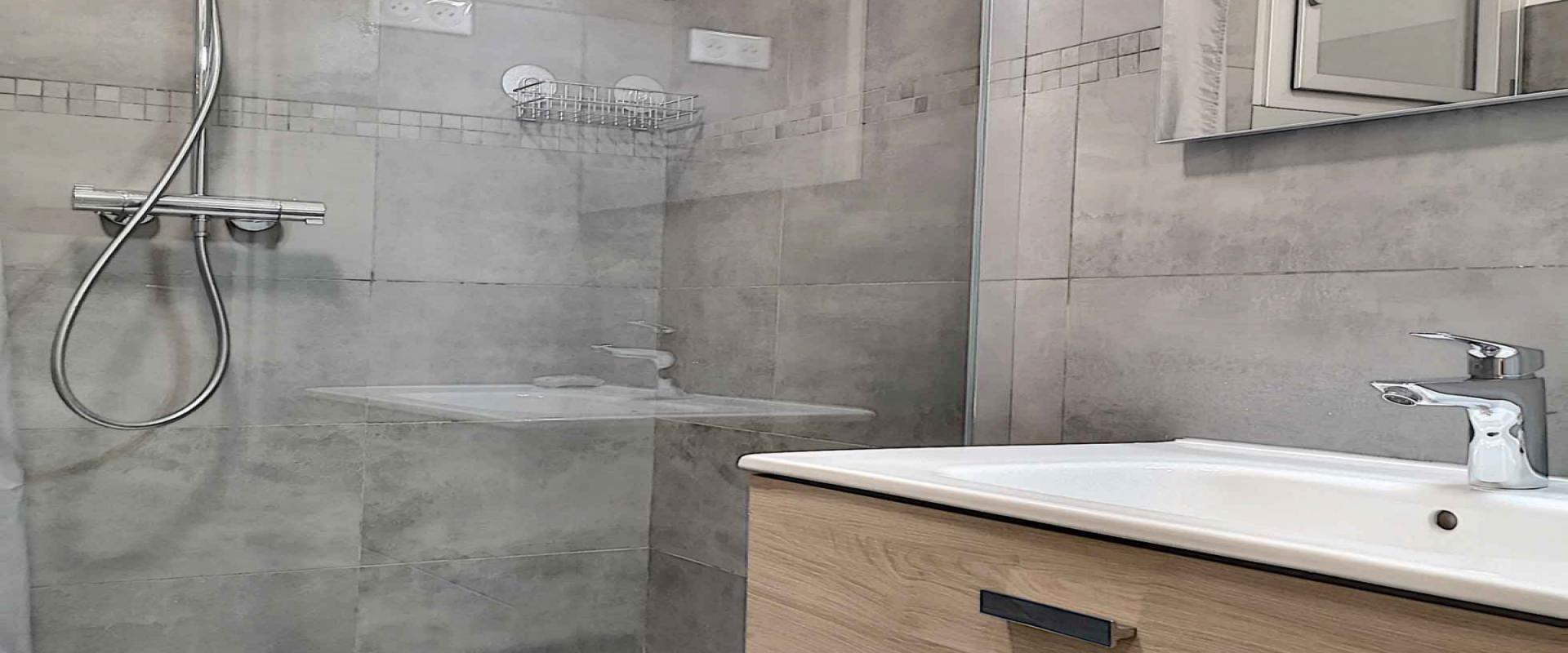 F3  meublé à louer Finosello SALLE DE BAINS 