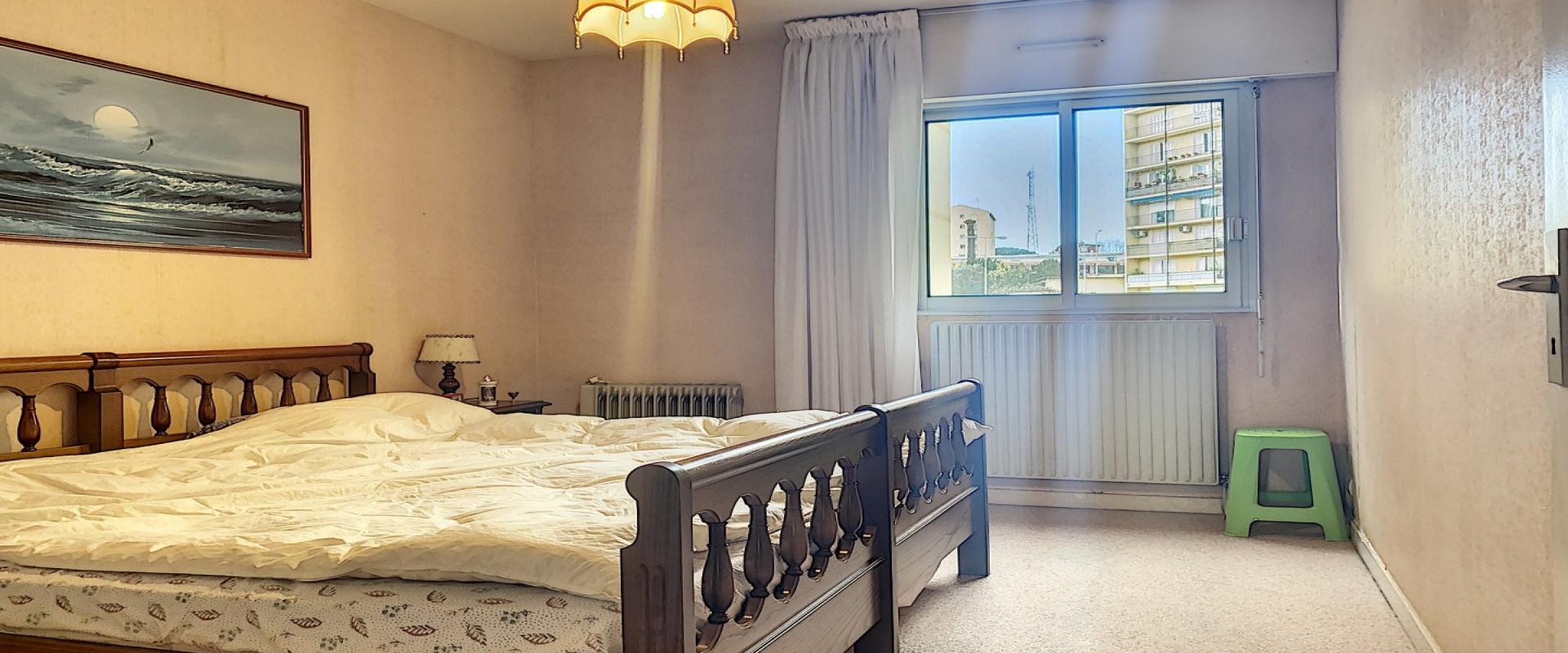 En Corse à Ajaccio, un appartement de type F3 traversant de 82 m², vue mer ! 
