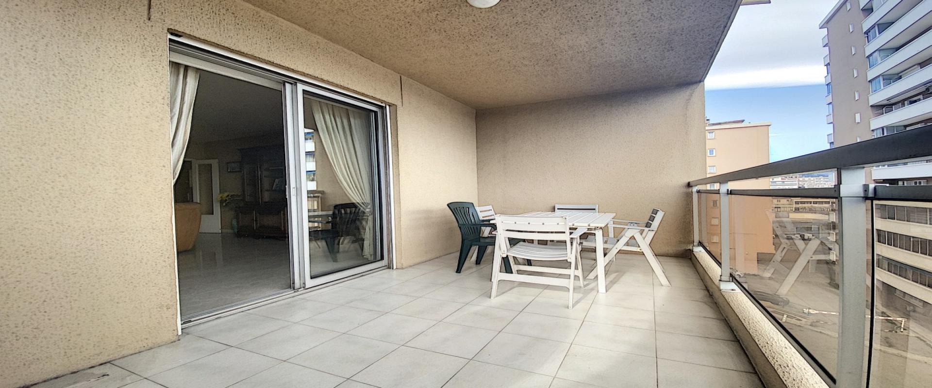 En Corse à Ajaccio, un appartement de type F3 traversant de 82 m², vue mer ! 