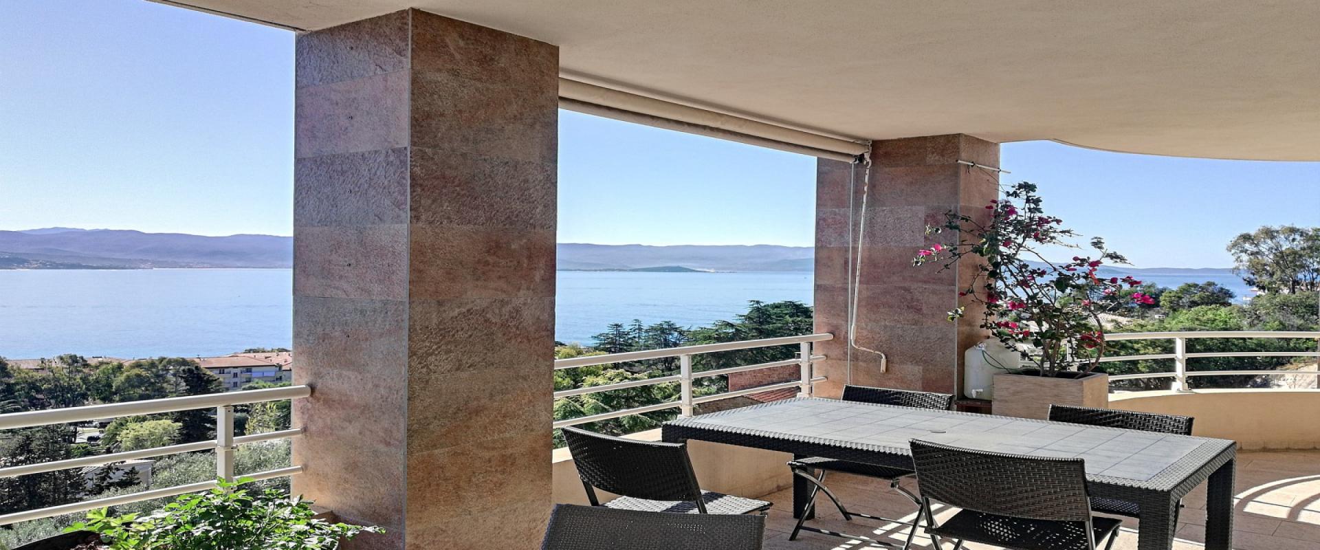 Superbe F4 de standing à vendre vue mer panoramique parc Berthault à Ajaccio, 32m² de terrasse plein sud