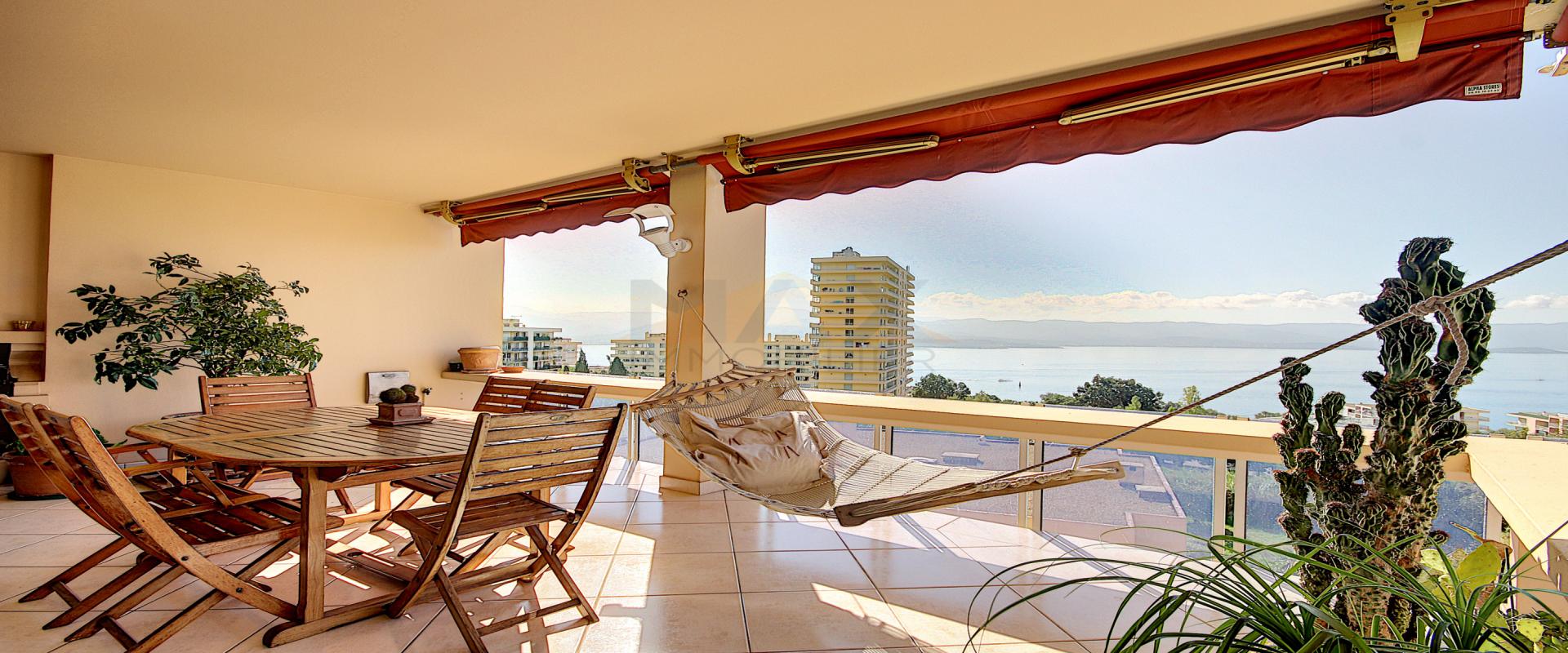 En Corse, à Ajaccio, dans le secteur prisé du SALARIO, vente d'un grand appartement de 155 m² avec très belle vue mer.