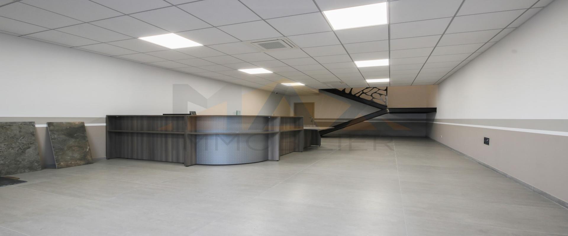 Ajaccio, Baleone, Caldaniccia : Vente de Murs à usage de bureau / professionnel en parfait état.