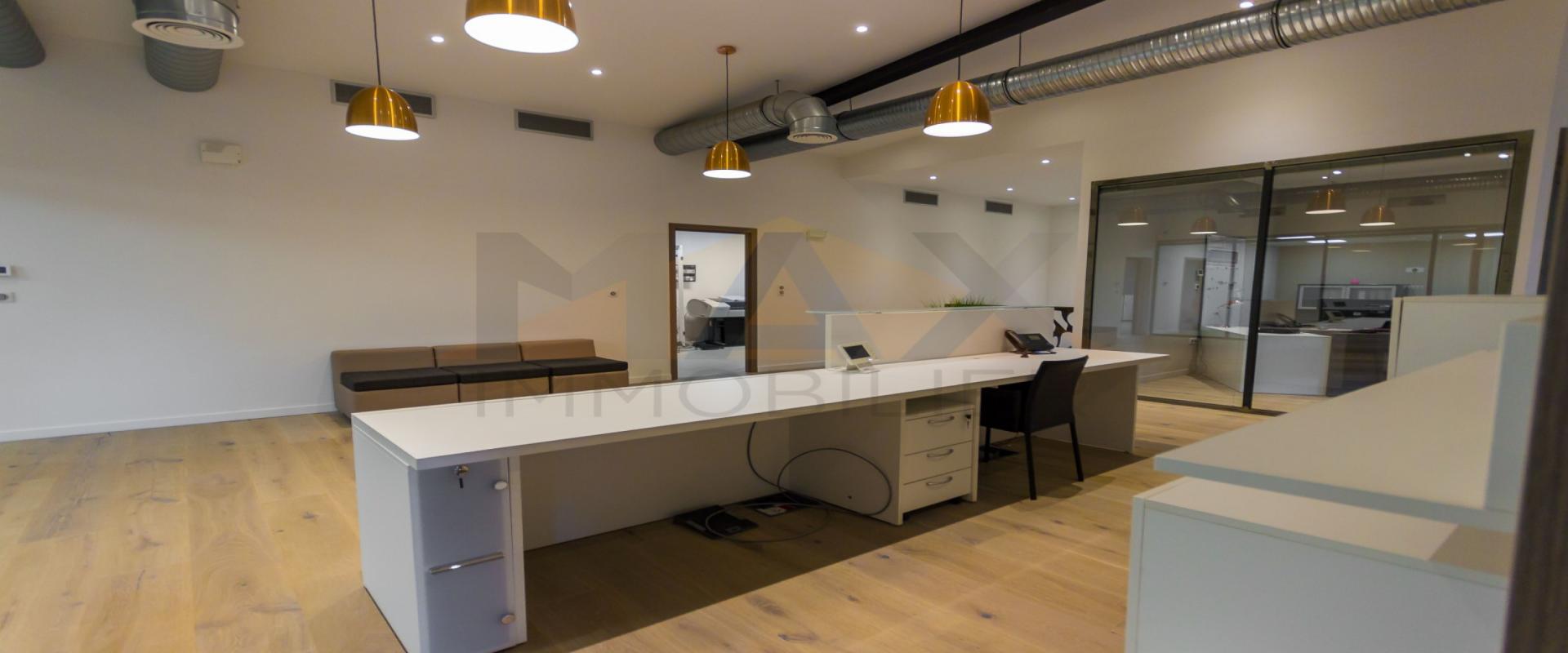 Ajaccio, Baleone, Caldaniccia : Vente de Murs à usage de bureau / professionnel en parfait état.