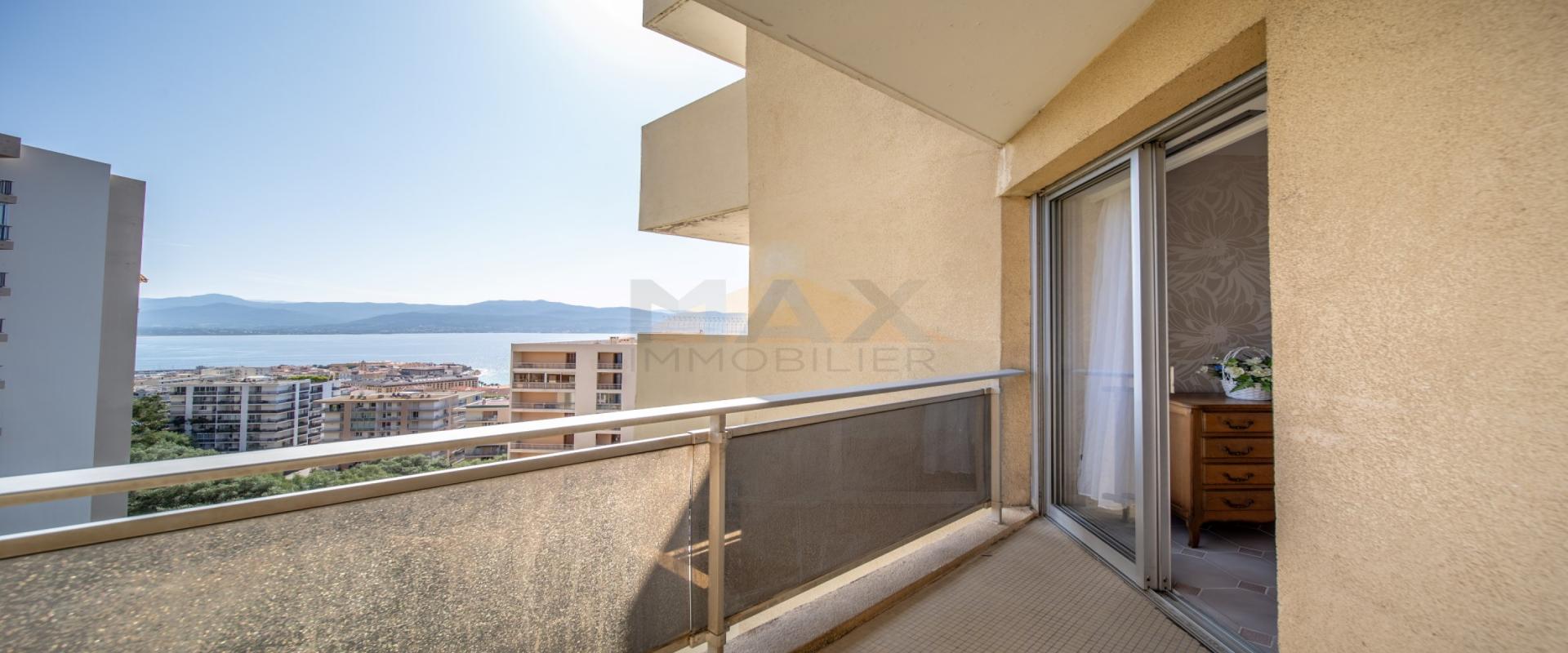 En Corse, à Ajaccio, dans le secteur Balestrino / Salario, vente d'un appartement de 33 m² avec vue mer.