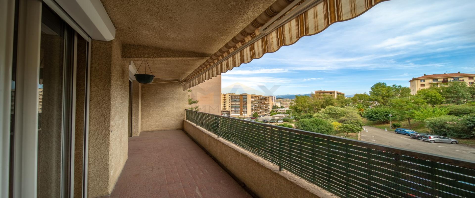 En Corse, à Ajaccio, quartier des PADULES, à vendre beau F3 au 2éme étage avec ascenseur et terrasse.