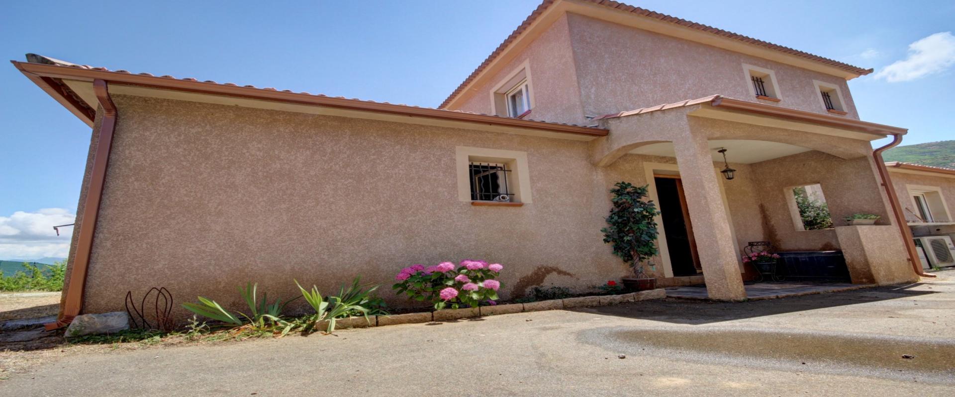 En Corse, à 10 min d'Ajaccio et de la plage, à vendre villa récente de 165 m²