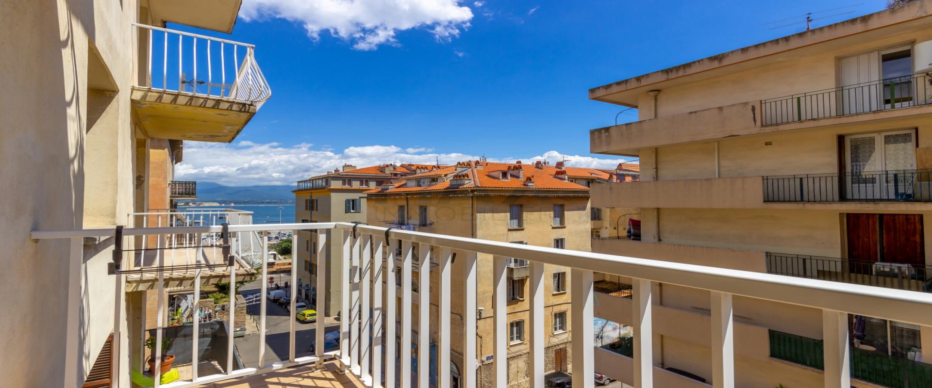 En Corse, à AJACCIO, vente d'un appartement F2 de 64 m² entièrement rénové, quartier Sainte Lucie 