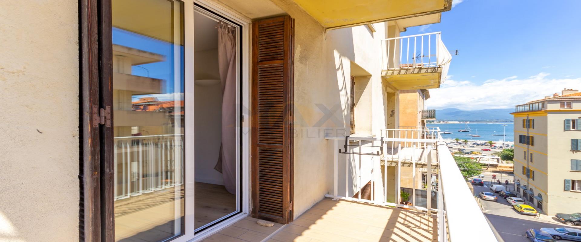 En Corse, à AJACCIO, vente d'un appartement F2 de 64 m² entièrement rénové, quartier Sainte Lucie 