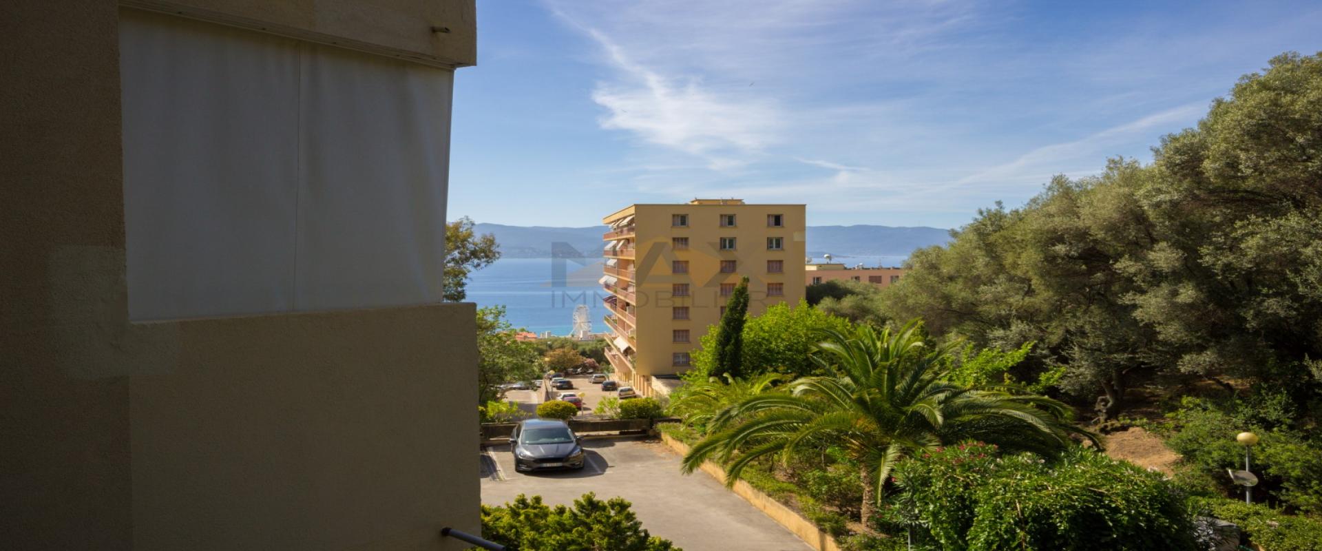 En Corse, à Ajaccio, secteur Salario-Balestrino, à vendre F2/3  avec petite vue mer