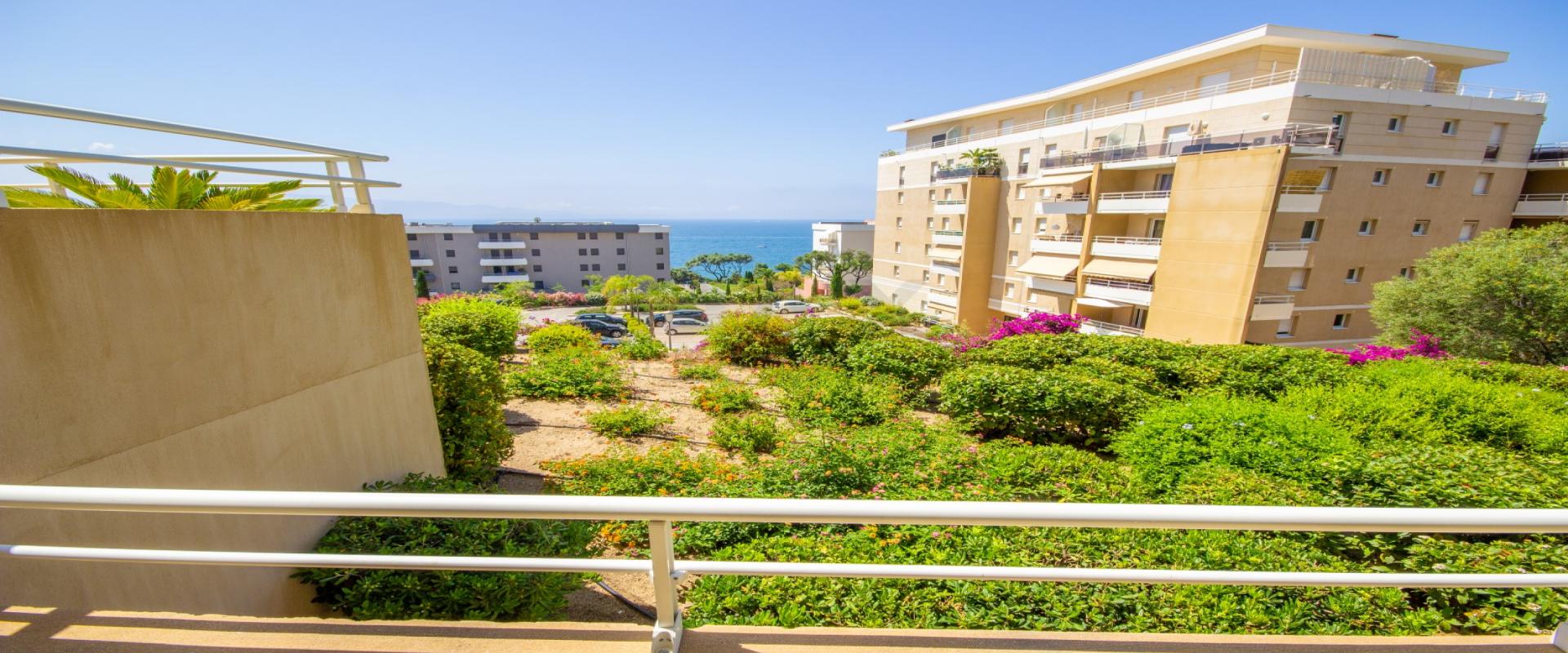 En Corse, A Ajaccio, route des Sanguinaires, un F3 dans une copropriété récente, avec une terrasse de 20m²