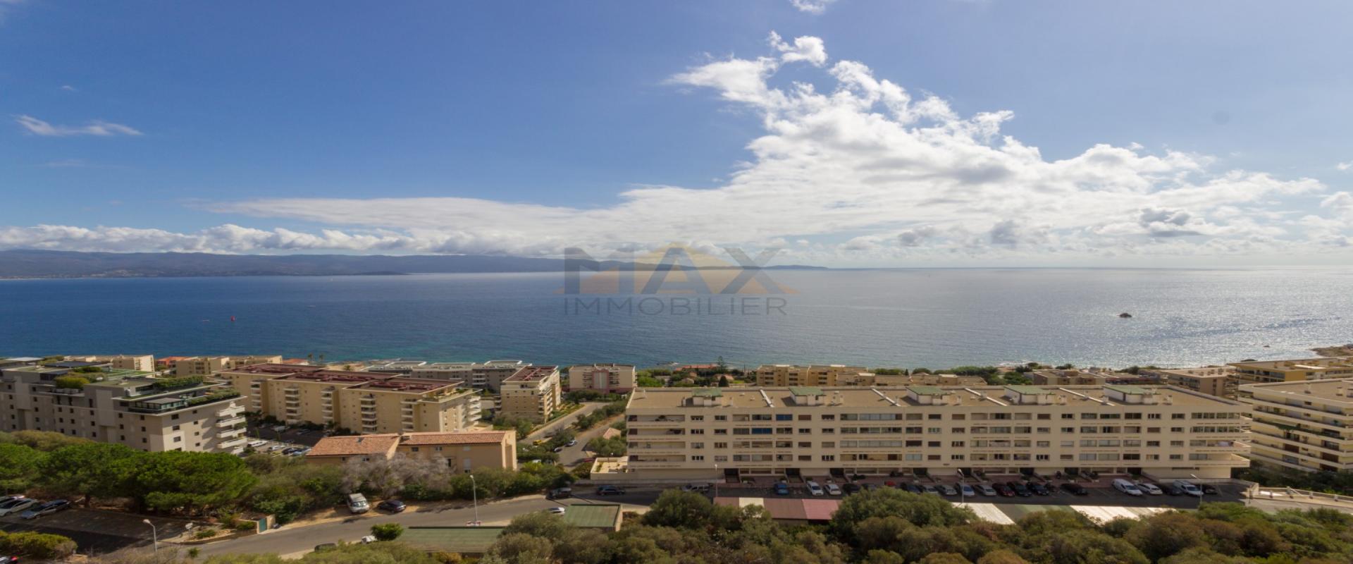 En Corse à Ajaccio, F4 Route des Sanguinaires, pignon vue mer panoramique