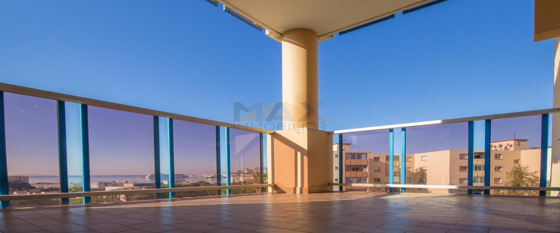 En Corse, à Ajaccio, à vendre dans le quartier de Pietralba beau F3 avec vue mer