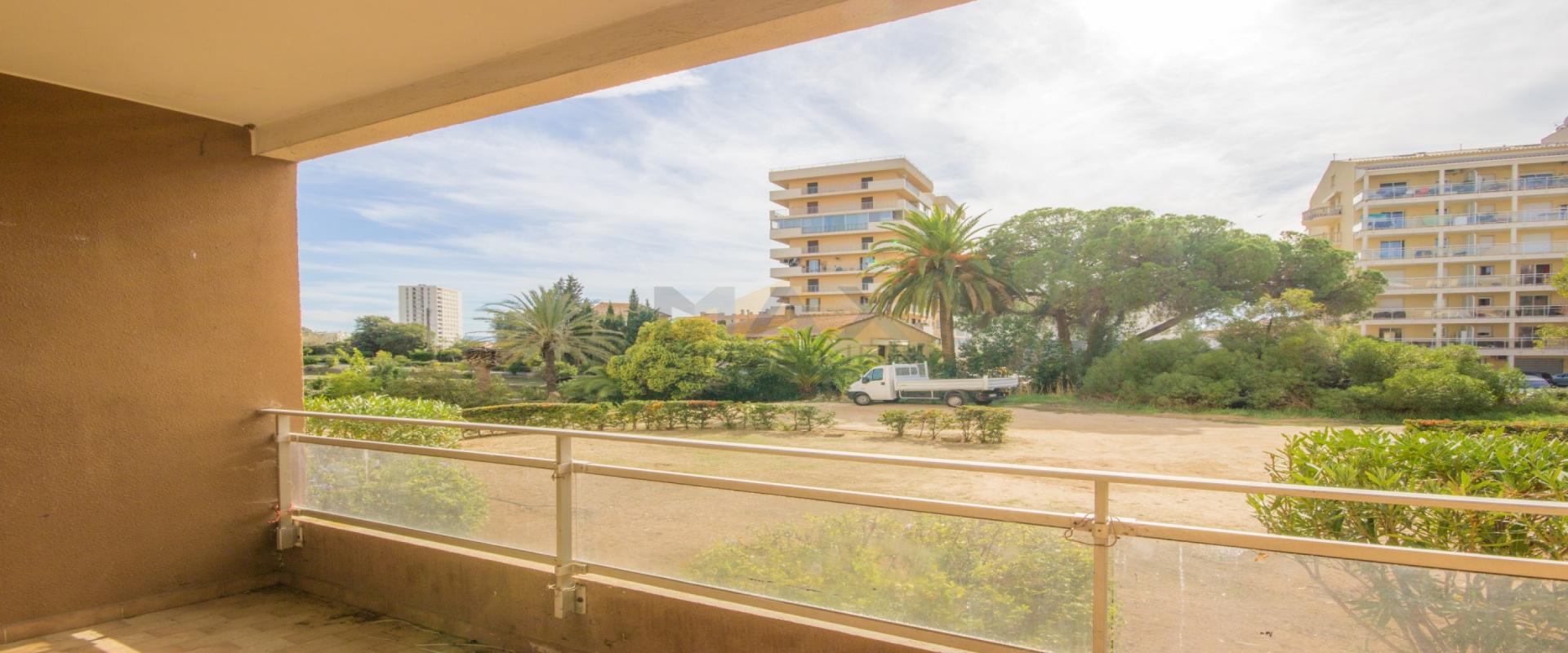 En Corse à Ajaccio, a proximité du centre ville, MAX IMMOBILIER vous propose un F4 de  95m² avec une terrasse de 9m².