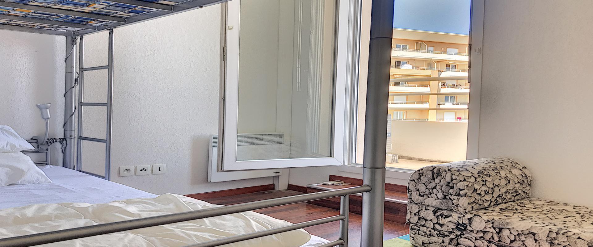 A Ajaccio, au début de la route des Sanguinaires, vente d'un appartement DERNIER ÉTAGE F2/3 belle vue mer