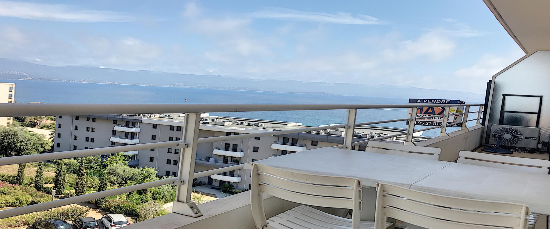 A Ajaccio, au début de la route des Sanguinaires, vente d'un appartement DERNIER ÉTAGE F2/3 belle vue mer