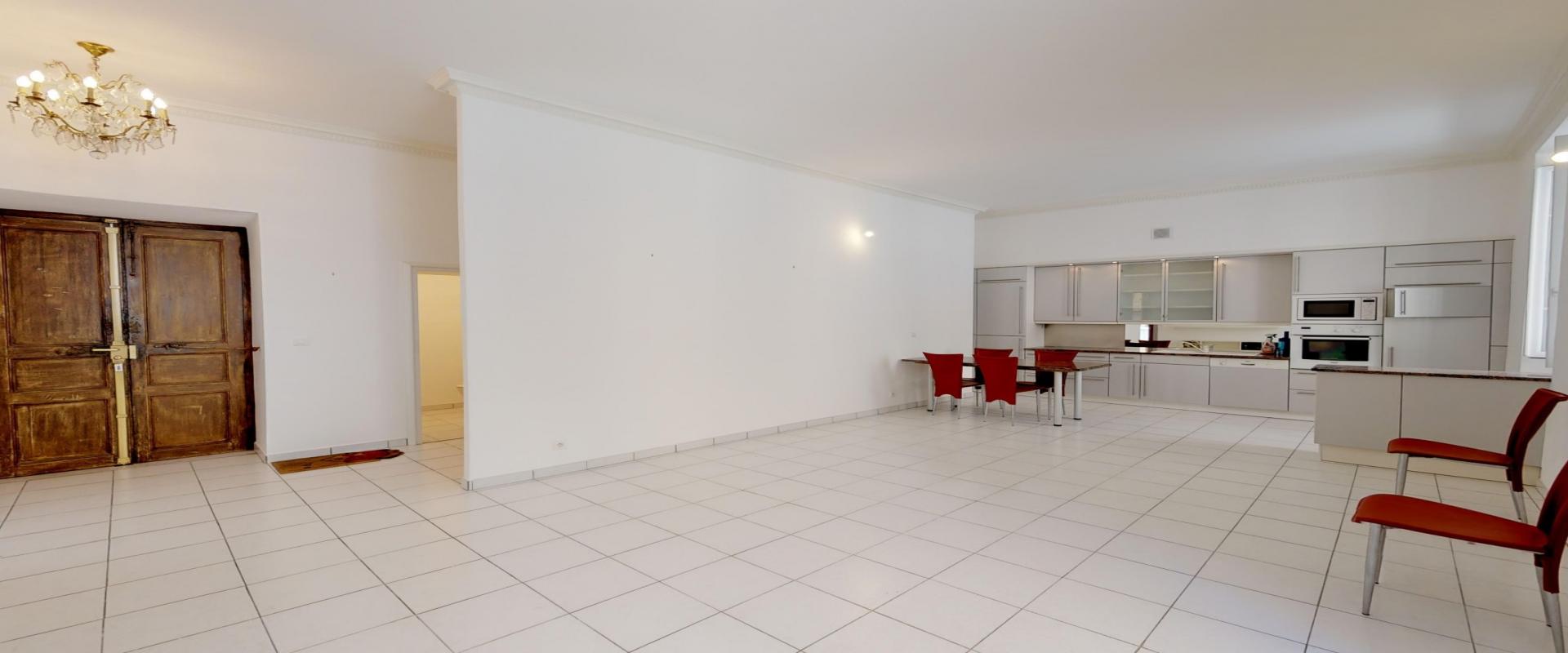 A Ajaccio, hyper centre, Vente d'un appartement F3-4 d'une superficie de 100 m² - Belle hauteur sous plafond