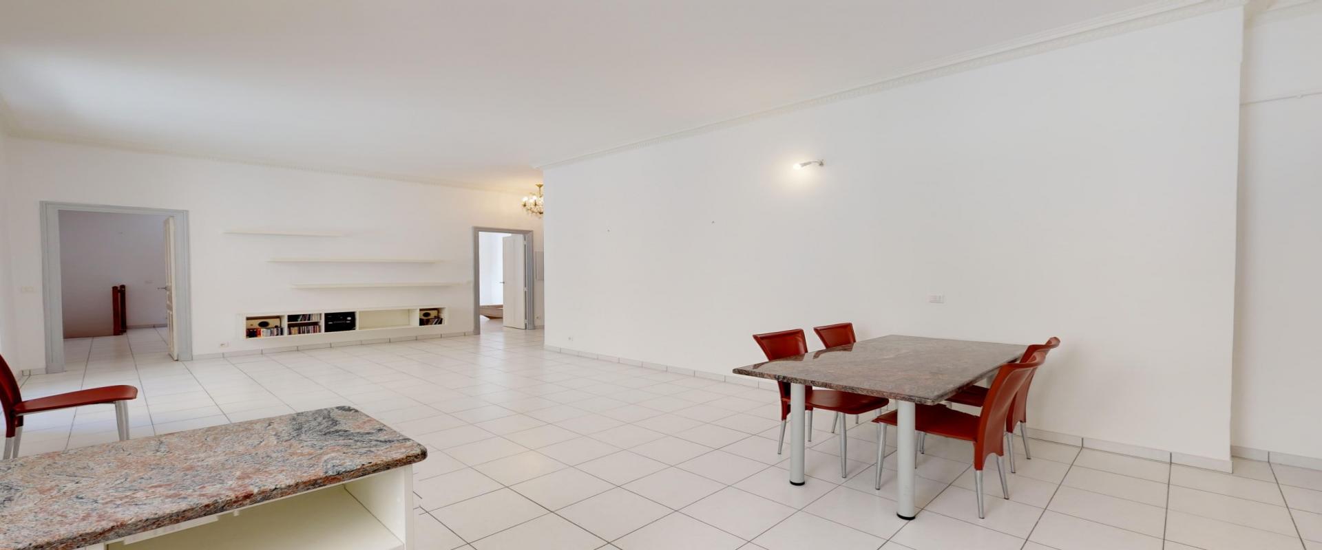 A Ajaccio, hyper centre, Vente d'un appartement F3-4 d'une superficie de 100 m² - Belle hauteur sous plafond