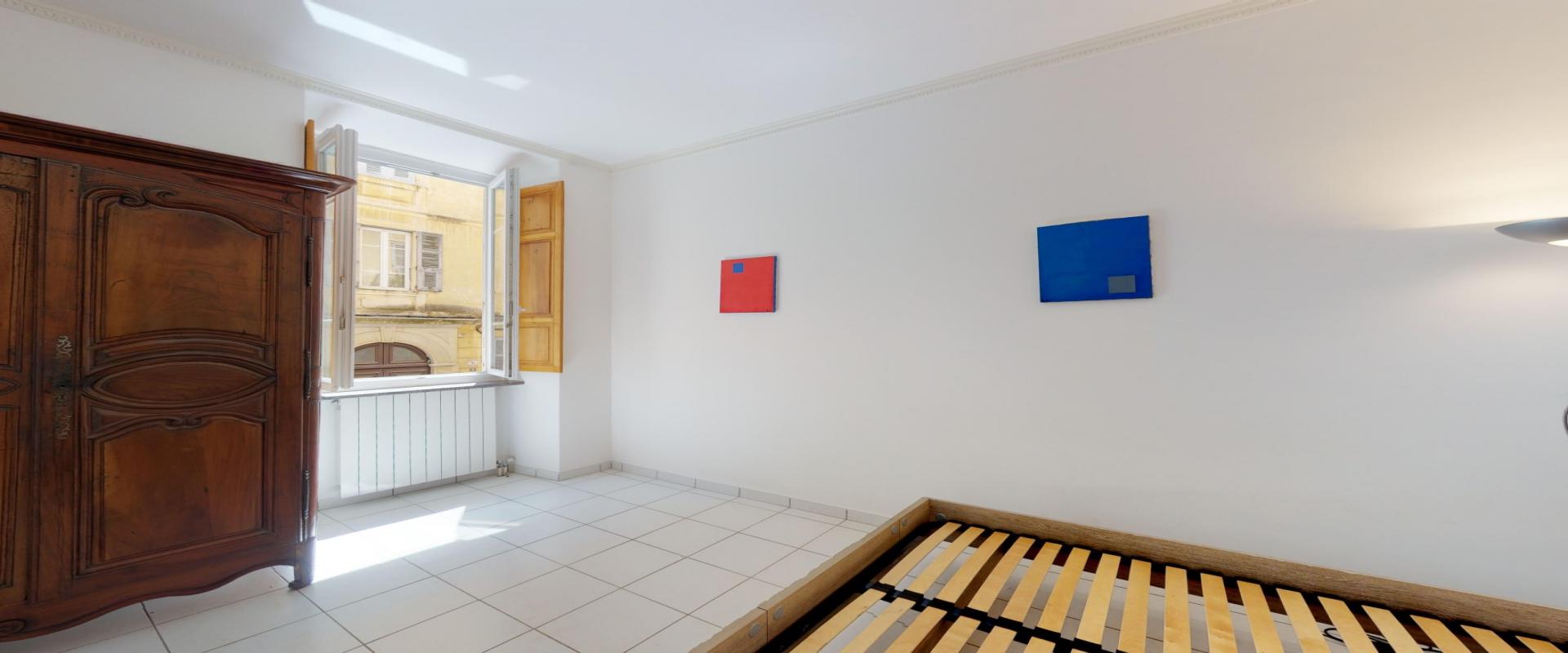 A Ajaccio, hyper centre, Vente d'un appartement F3-4 d'une superficie de 100 m² - Belle hauteur sous plafond