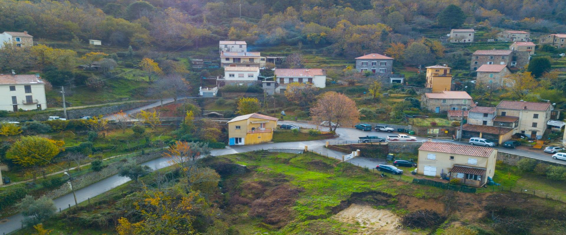 En Corse, en plein cœur du village de Carbuccia, une maison individuelle sur 2 niveaux.