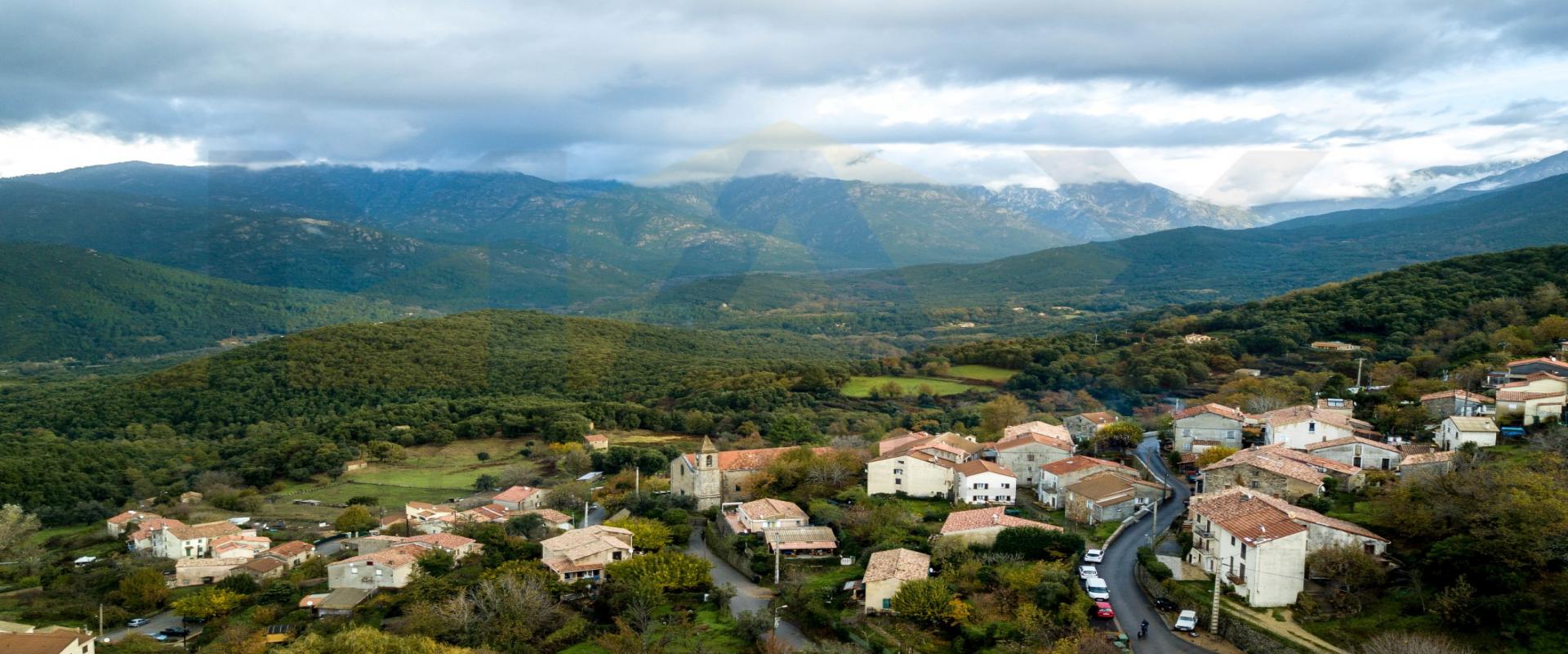En Corse, en plein cœur du village de Carbuccia, une maison individuelle sur 2 niveaux.