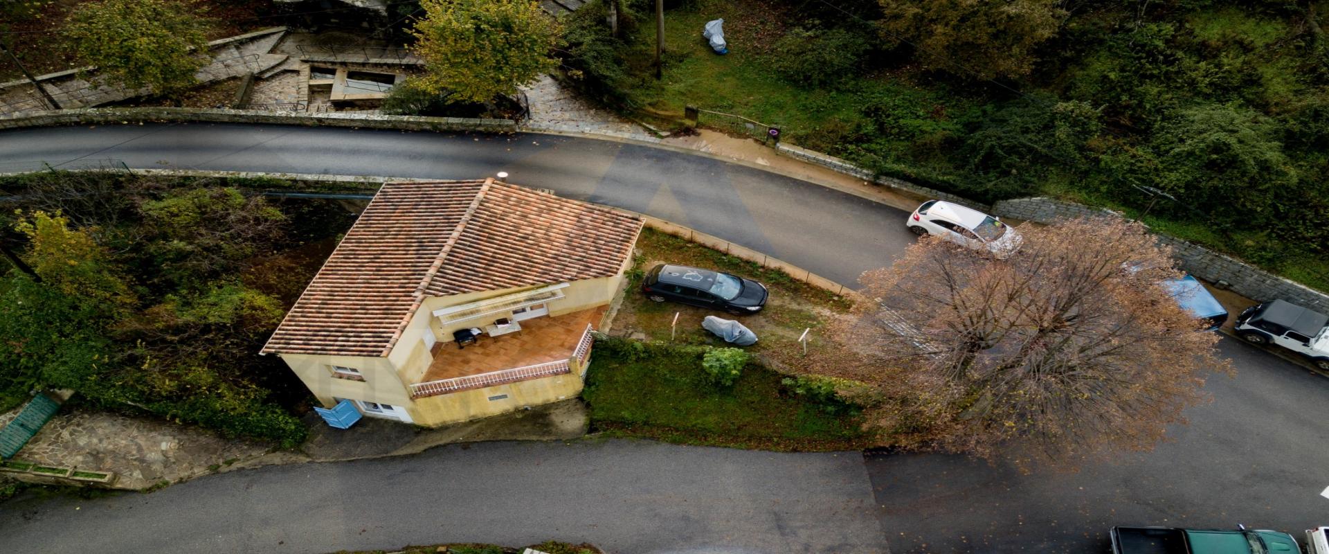 En Corse, en plein cœur du village de Carbuccia, une maison individuelle sur 2 niveaux.