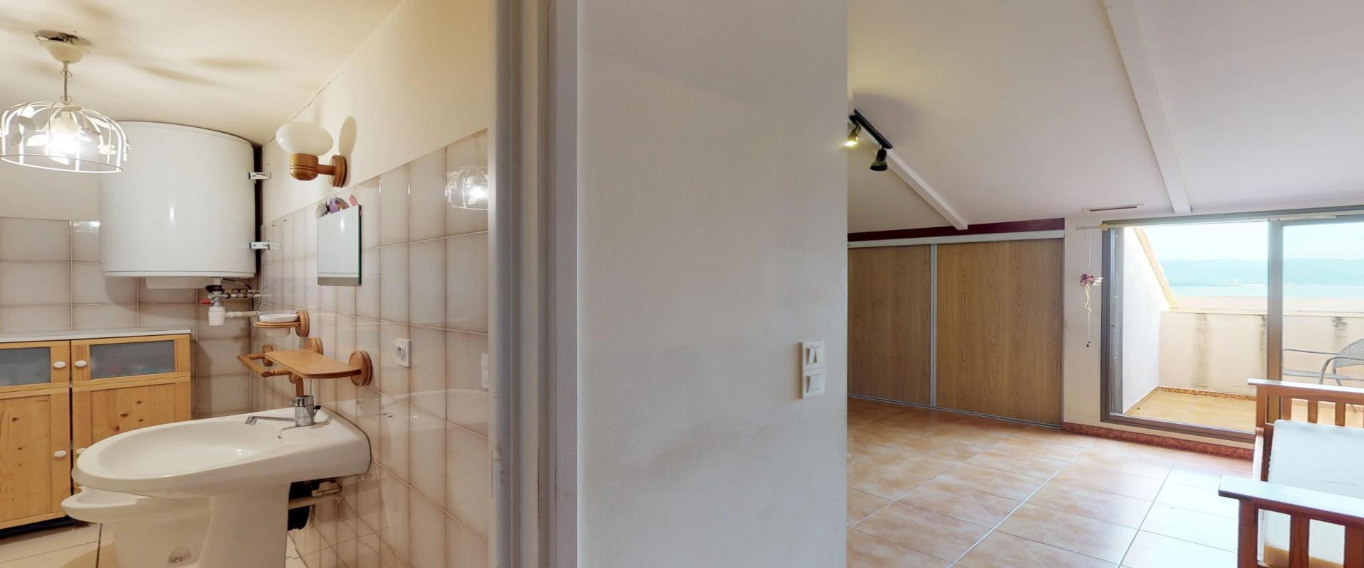 En Corse, à Ajaccio, place Miot, un studio de 25 m² au dernier étage avec vue mer. 