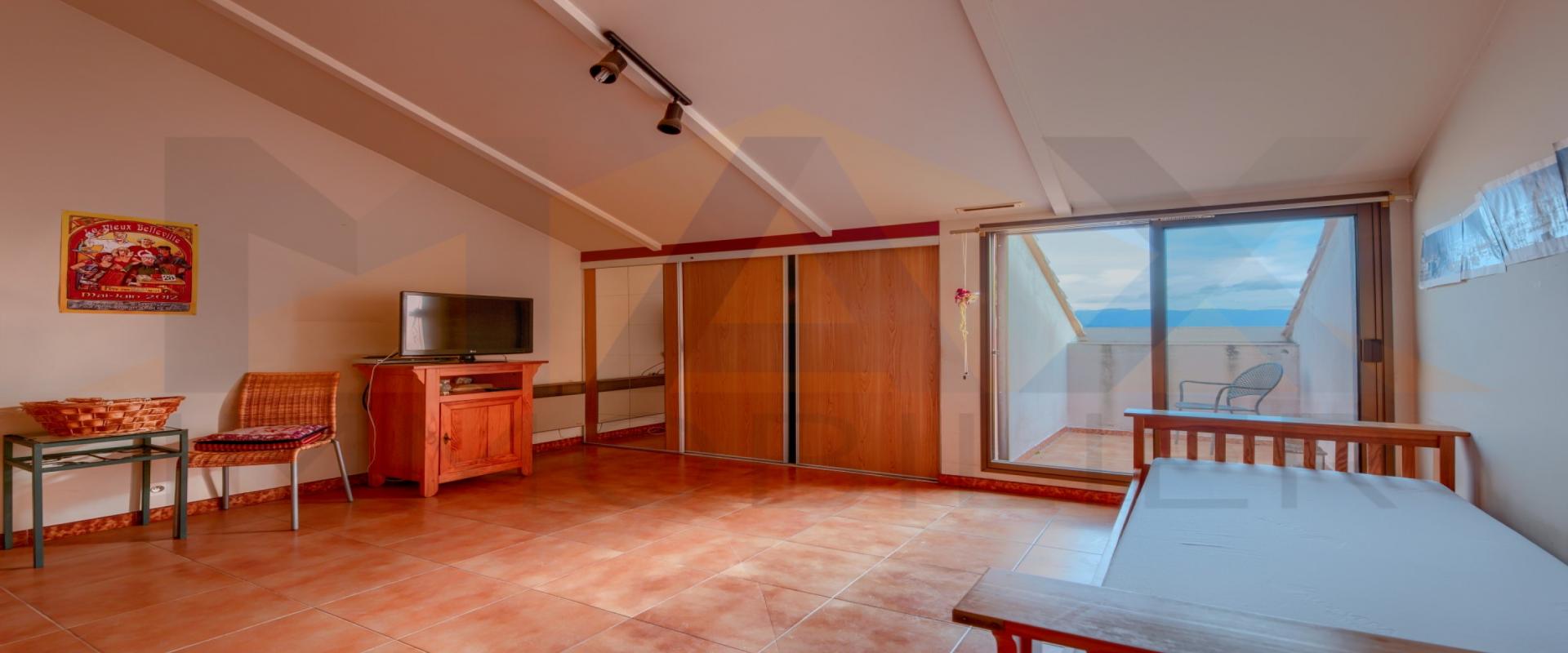 En Corse, à Ajaccio, place Miot, un studio de 25 m² au dernier étage avec vue mer. 