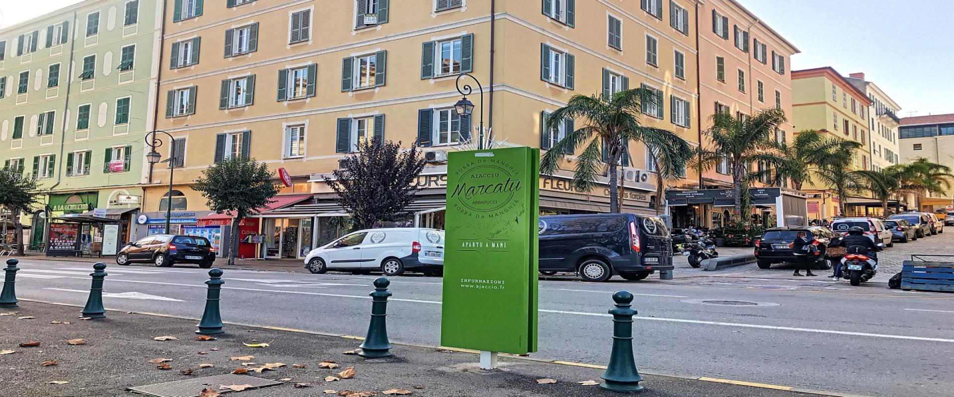 RARE ! En Corse à Ajaccio, sur le Cours Napoléon, la vente des murs 